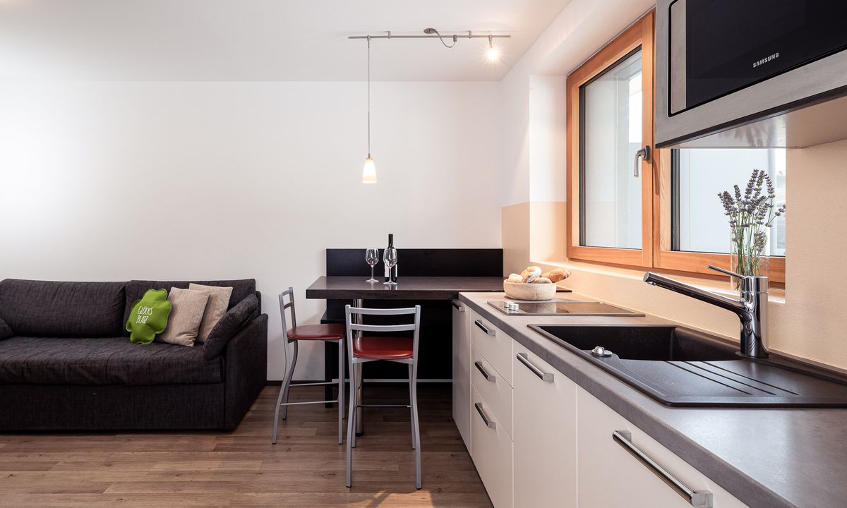 Angolo cottura attrezzato con zona pranzo a Oltradige sul Lago di Caldaro