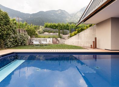 Piscina di acqua salata riscaldata a energia solare a Villa Pernstich a Caldaro