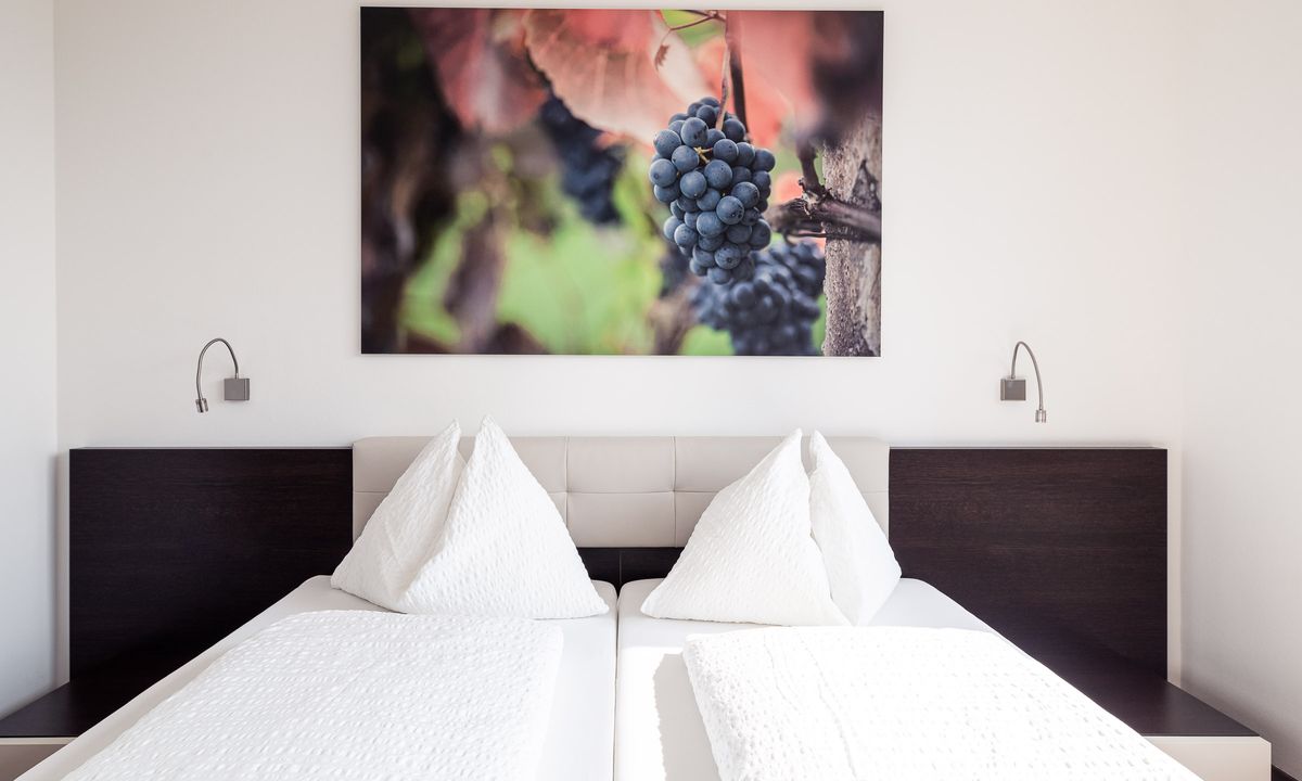 Confortevoli letti matrimoniali per notti tranquille negli appartamenti di Villa Pernstich 