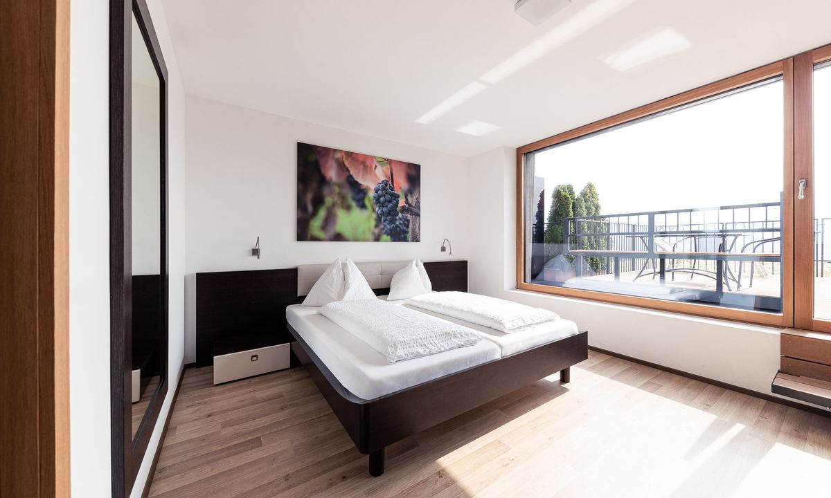 Accogliente camera da letto con vista sulla terrazza sul tetto | Villa Pernstich in Alto Adige