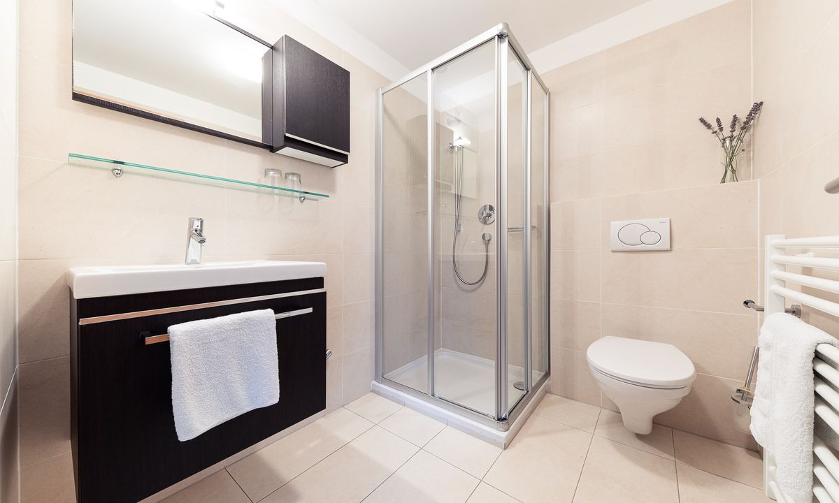 Bagno moderno con doccia, WC e asciugacapelli | Villa Pernstich, Caldaro - Oltradige
