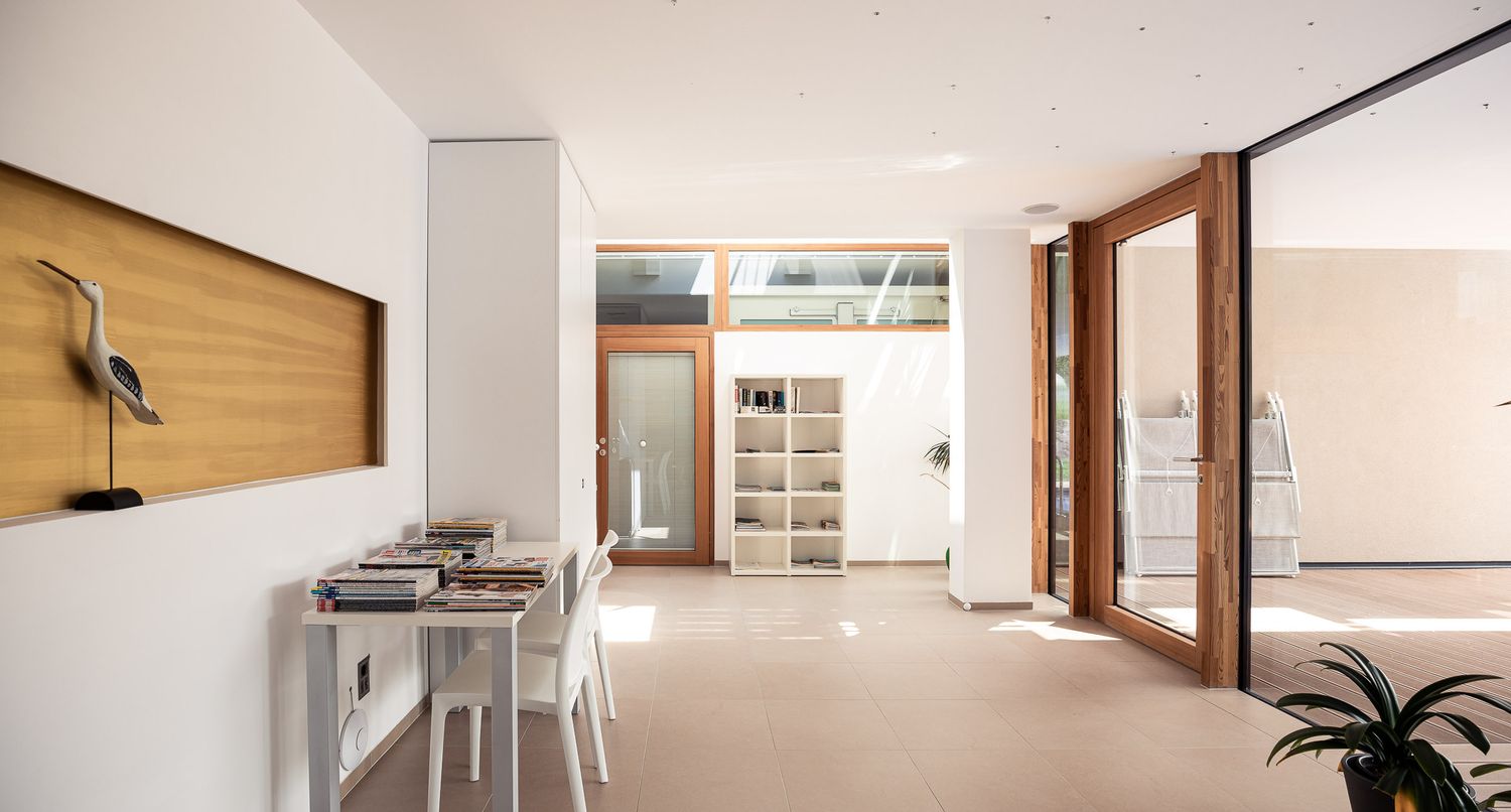 Klare Linien und natürliches Licht in der Villa Pernstich, Kaltern