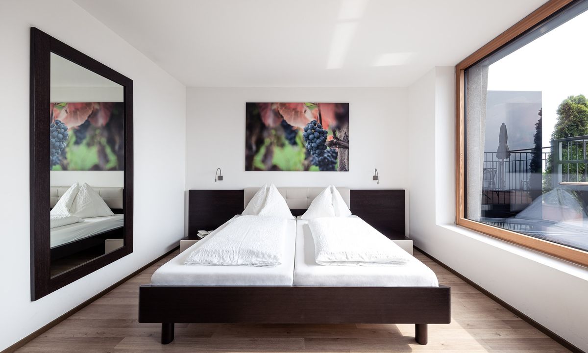 Camera da letto con letto matrimoniale nella Villa Pernstich a Caldaro