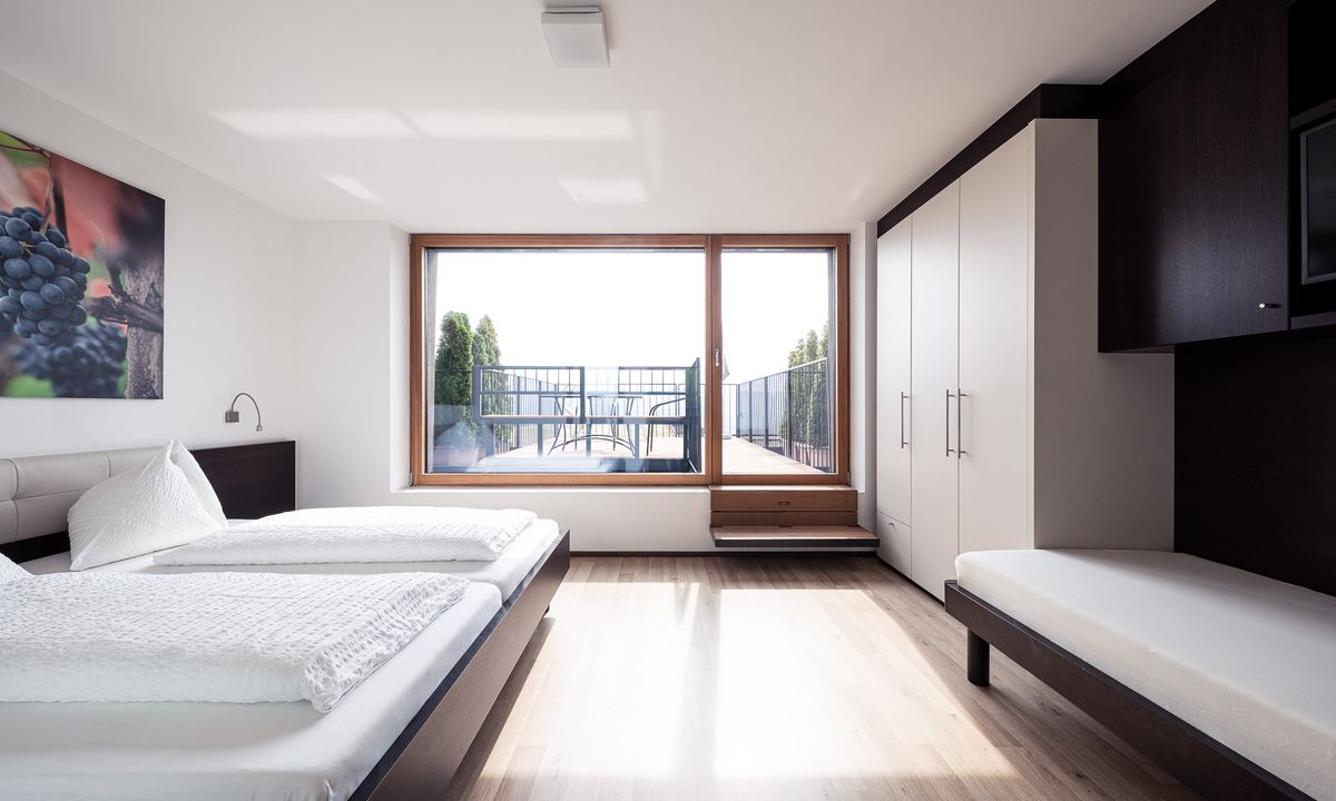 Vista sulla terrazza panoramica dalla camera da letto | Villa Pernstich, Caldaro in Alto Adige