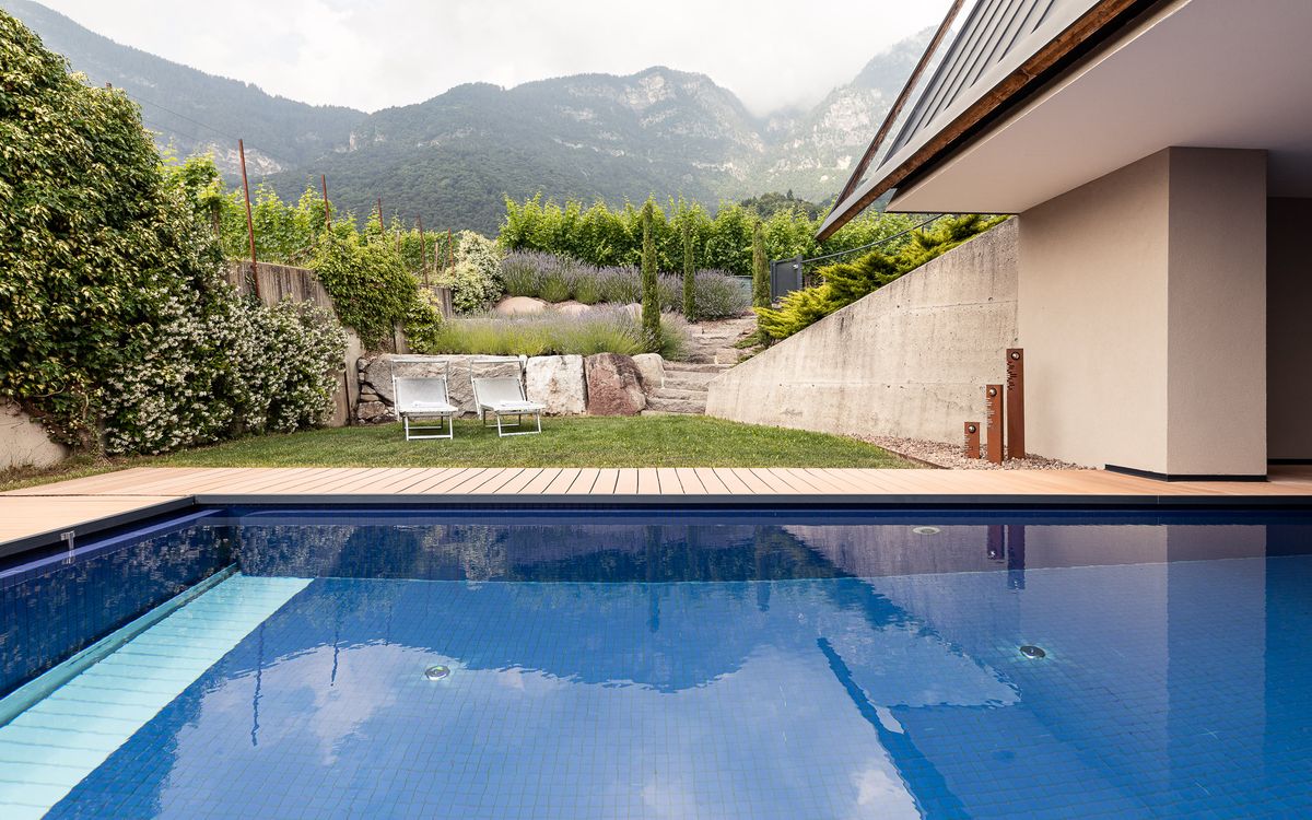 Piscina con acqua salata riscaldata a energia solare a Villa Pernstich, Caldaro