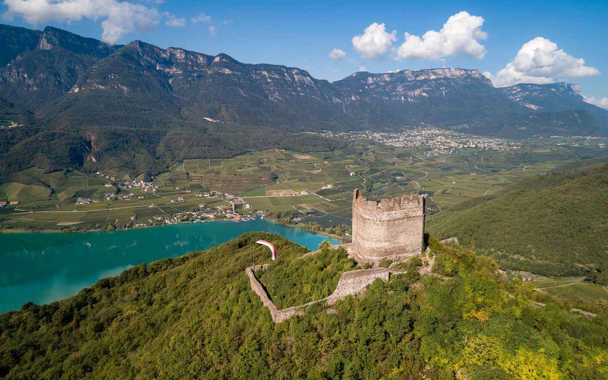 Godersi la vista fantastica sul lago di Caldaro da uno dei tanti punti panoramici