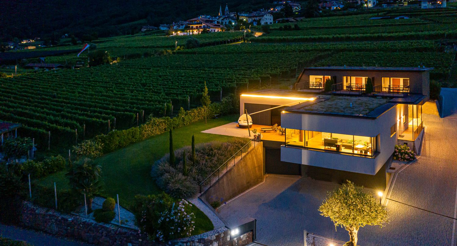 Hausansicht der Villa Pernstich bei Nacht