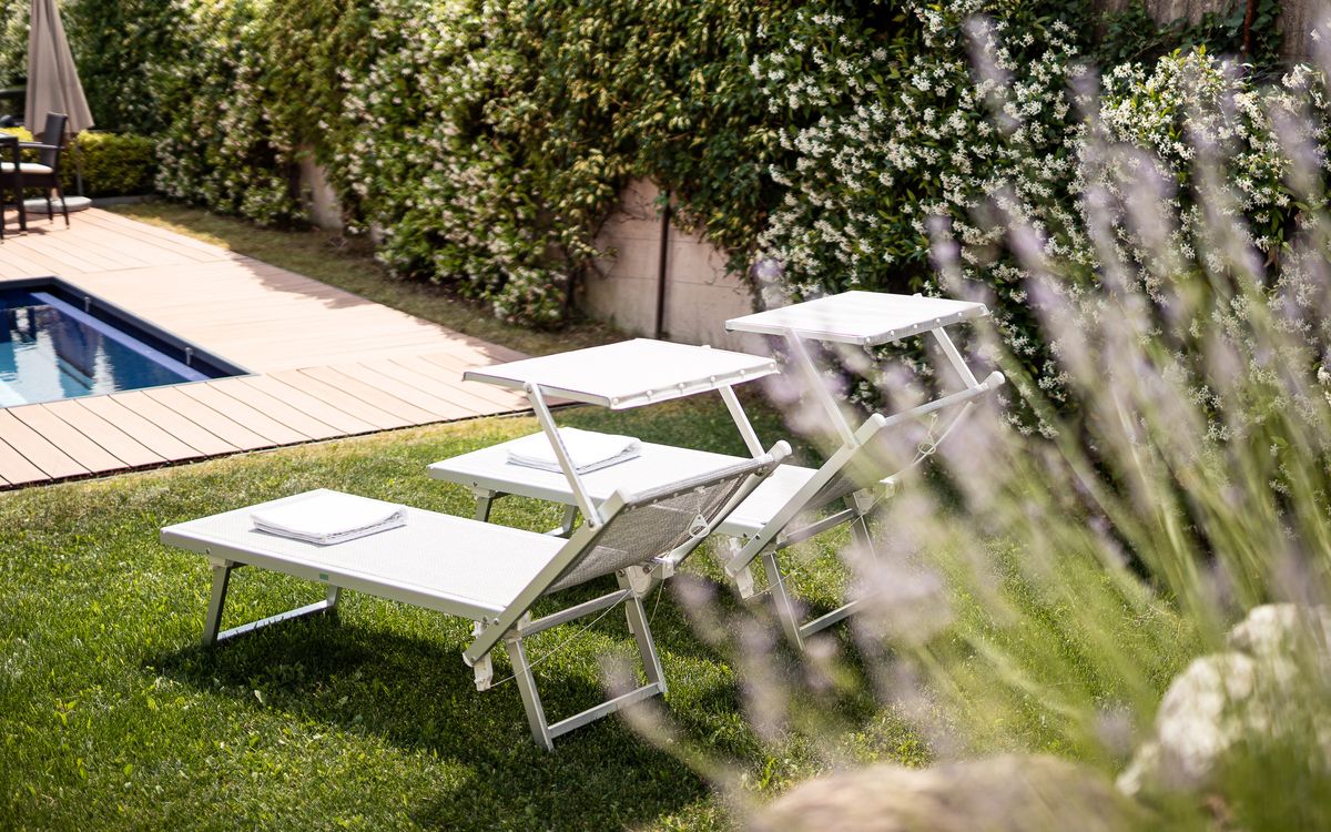 Entspannung auf der Liegewiese im mediterranen Garten in der Villa Pernstich im Überetsch